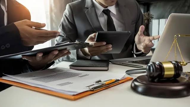 نقش وکیل در پروندههای حوادث کار در رشت | دفاع از مطالبه دیه، غرامت و جبران خسارت