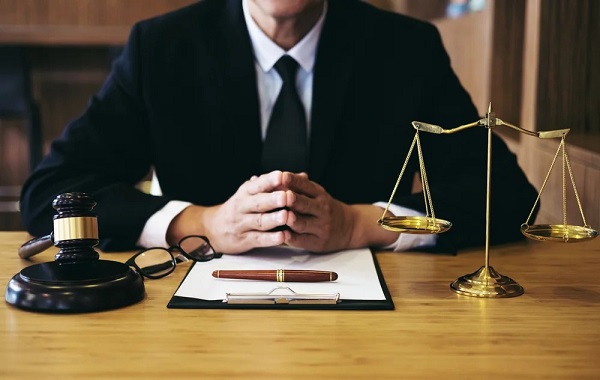 نقش وکیل در اختلافات پرداخت مطالبات پیمانکاران در رشت